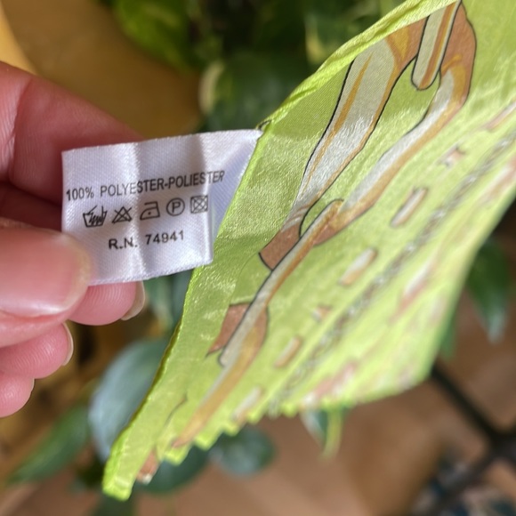 Pleated polyester Romano scarf - Picture 4 of 6